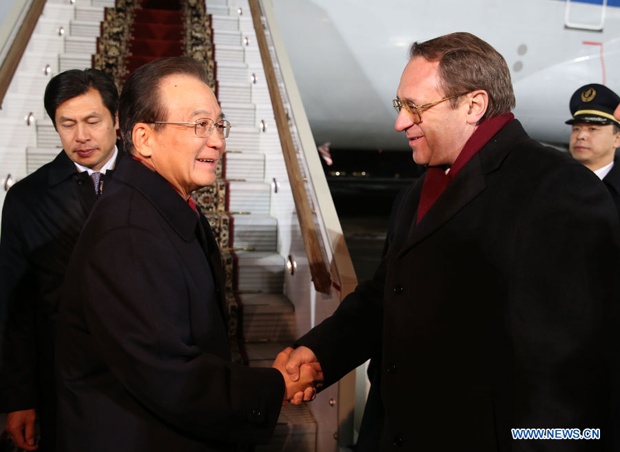 Le Premier ministre chinois Wen Jiabao arrive le 5 décembre 2012 à Moscou en Russie. M. Wen participera à la 17e Réunion régulière entre les Premiers ministres des deux pays et effectuera une visite officielle en Russie. (Photo : Yao Dawei)