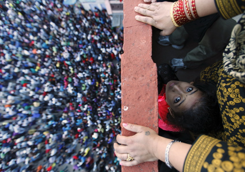 Le 13 avril 2012 à Bhaktapur au Népal, une petite fille regarde la parade du festival de Bisket, un événement durant neuf jours pendant le Nouvel An népalais. REUTERS/Navesh Chitrakar