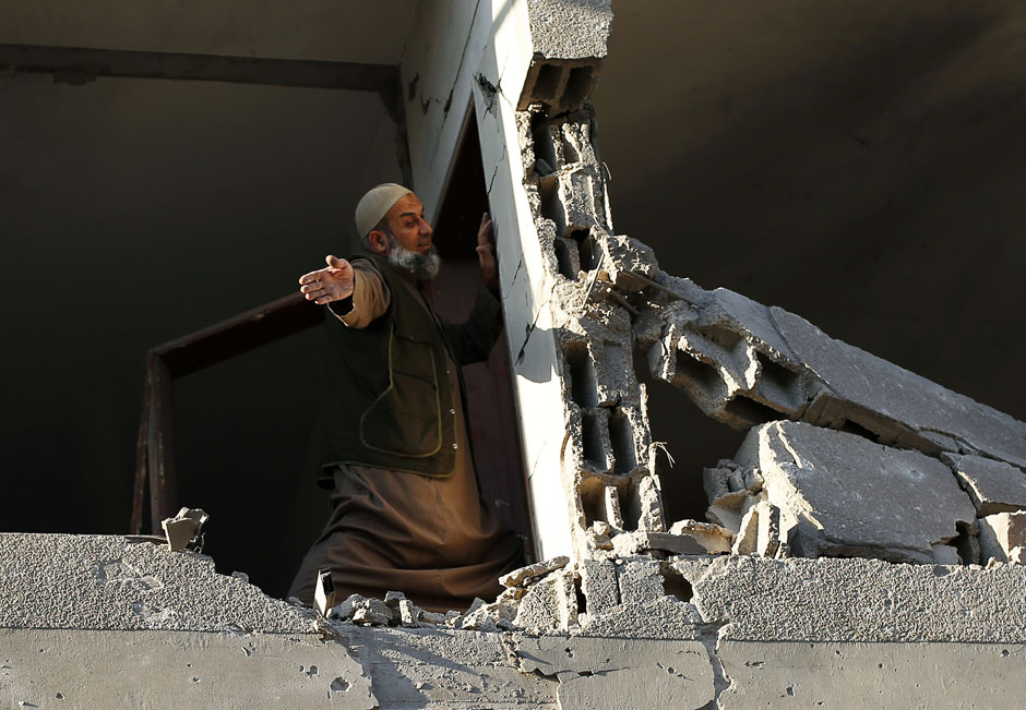 Le 15 novembre 2012 à Gaza, un Palestinien impuissant devant sa maison emdommagée dans les raids aériens lancés par Isra?l. REUTERS / Suhaib Salem