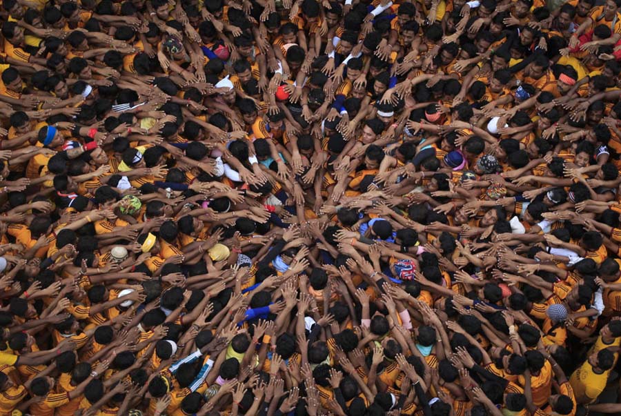 Le 10 ao?t 2012 à Mumbai, des dévots essaient de former une pyramide humaine pour casser le pot de glaise contenant du lait caillé pendant la fête hindoue de Janmashtami, marquant la naissance de la déesse Krishna. REUTERS / Danish Siddiqui