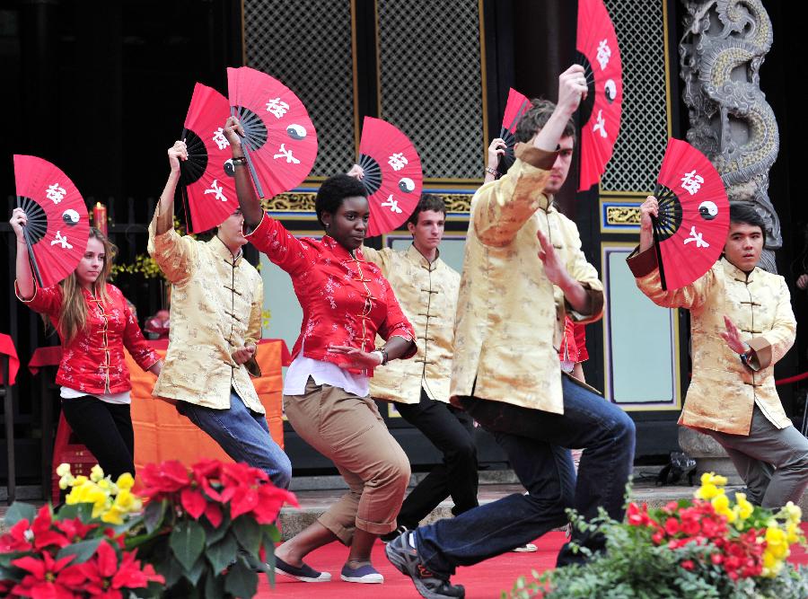 Des étudiants d'un programme d'échange ont présenté, dimanche 9 décembre 2012, un spectacle durant la cérémonie de leur passage à l'age adulte, organisée dans le Temple de Confucius à Taipei, capitale de la province chinoise de Ta?wan.