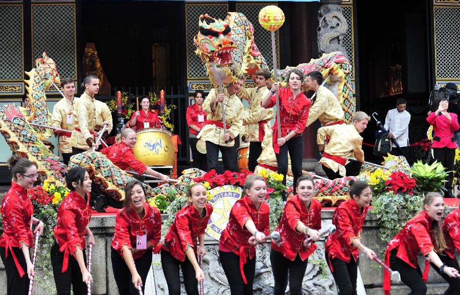 Des étudiants d'un programme d'échange ont présenté, dimanche 9 décembre 2012, un spectacle durant la cérémonie de leur passage à l'age adulte, organisée dans le Temple de Confucius à Taipei, capitale de la province chinoise de Ta?wan.