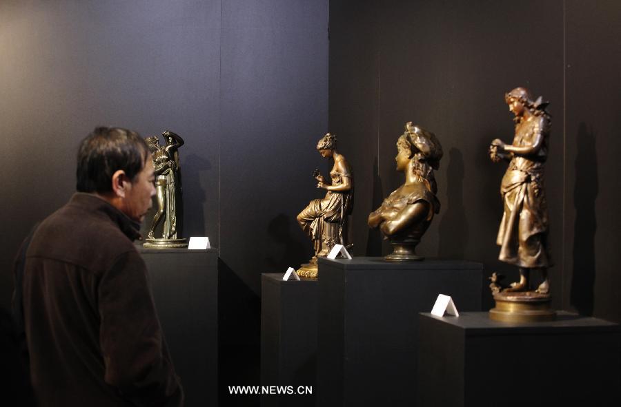 Des statuettes exposées lors de la Foire internationale de l'art chinois de Beijing à Beijing, capitale chinoise, le 8 décembre 2012.