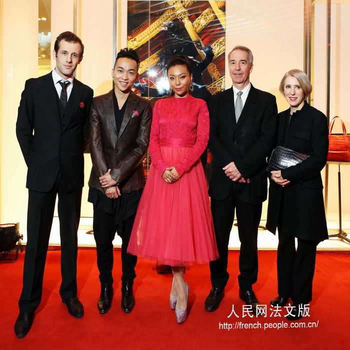 Marc Joubert des Ouches, Brand Manager de Camille Fournet ; Zhang Chi, styliste chinois ; Wan Babao, Designer de joaillerie ; Jean-Luc Déchery, Président de Camille Fournet ; Fran?oise Déchery, Directrice Artistique de Camille Fournet (de gauche à droite)