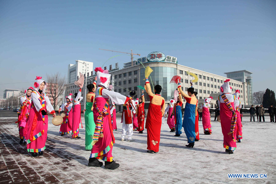 Des habitants dancent devant un théatre à Pyongyang, capitale de la République populaire démocratique de Corée (RPDC), le 12 décembre 2012. Le pays a lancé mercredi un satellite et l'a placé avec succès sur orbite, a rapporté l'agence de presse officielle KCNA. (Xinhua/Zhang Li)