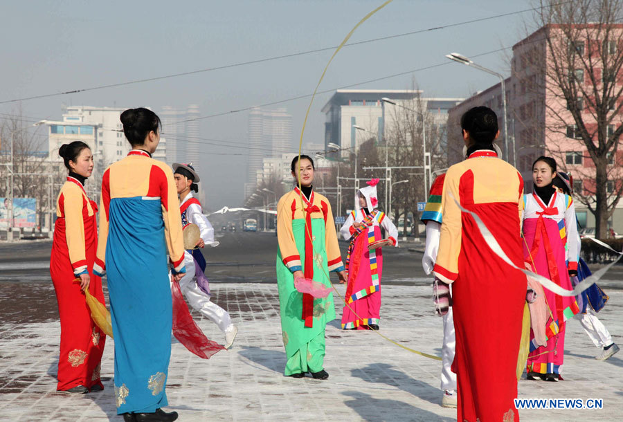 Des habitants dancent devant un théatre à Pyongyang, capitale de la République populaire démocratique de Corée (RPDC), le 12 décembre 2012. Le pays a lancé mercredi un satellite et l'a placé avec succès sur orbite, a rapporté l'agence de presse officielle KCNA. (Xinhua/Zhang Li)