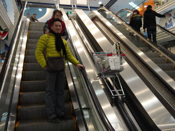 Des caddies empruntent un escalator spécial, acheté en l'Allemagne pour 3 millions de yuans (481 000 $) et transporté vers la Chine sur un vol affrété pour 500 000 yuans. C'est le premier ?supermarché du futur? sur le continent chinois à Hefei, capitale de la province d'Anhui, à l'est de la Chine, le 10 décembre 2012.