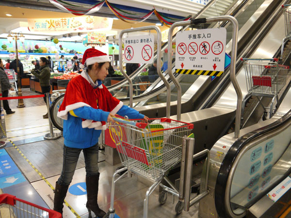 Le 10 décembre, des caddies sont placés sur un escalator spécial, acheté en Allemagne pour 3 millions de yuans (481 000 $) et transporté vers la Chine sur un vol affrété pour 500 000 yuans. Voici le tout premier ?supermarché du futur? chinois situé à Hefei, la capitale de la province d'Anhui (est de la Chine). [Photo par Shen Guo / Asianewsphoto]