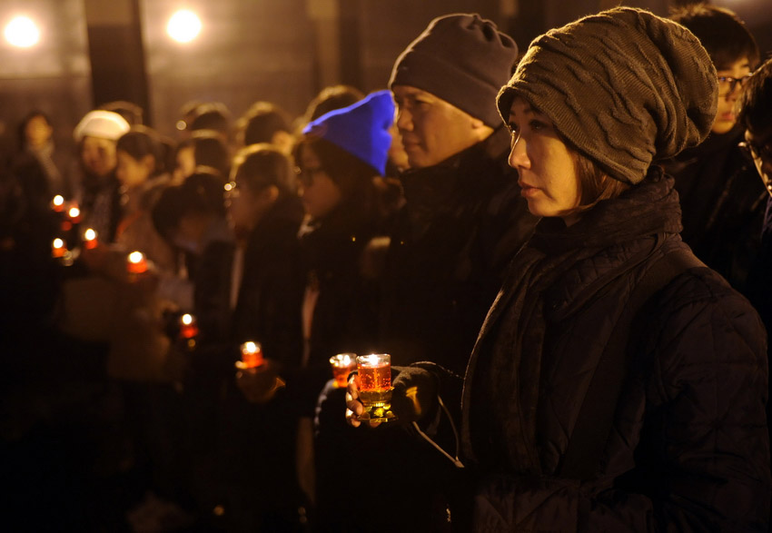 Le 12 décembre à Nanjing, de nombreuses personnes participent à la veille organisée rendant hommage aux victimes du massacre de 1937. (Xinhua / Sun Can)