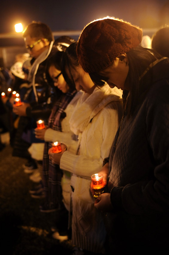 Le 12 décembre à Nanjing, le public participe à la veillée organisée pour rendre hommage aux victimes du massacre de 1937. (Xinhua / Sun Can)