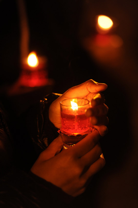 Le 12 décembre à Nanjing, beaucoup participent à la veillée organisée pour rendre hommage aux victimes du massacre de 1937. (Xinhua / Sun Can)