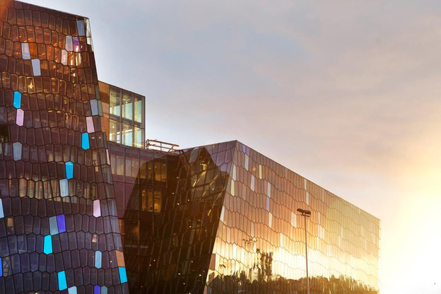 Reykjavik, Islandeà Reykjavik, vous pourrez admirer la musique de l'Europe du Nord dans le grand hall Harpa Reykjavík. En plus, vous aurez la chance de voir l'aurore polaire près du cercle arctique en avril.