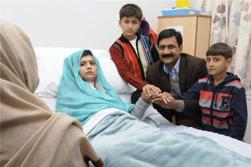 Malala Yousufzai avec son père Ziauddin et ses deux jeunes frères Khushal Khan et Khan Atal (à droite), alors qu'elle récupère à l'h?pital de La Reine Elizabeth à Birmingham ; photo prise le 25 octobre 2012 et publiée le 26 octobre 2012.