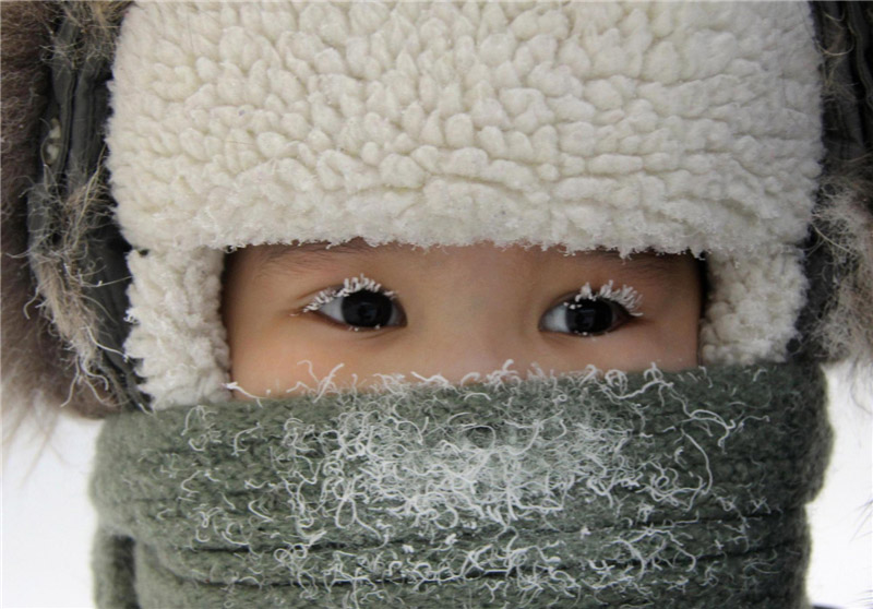 Un enfant, avec les cils recouverts de givre, aper?u dans une rue de la ville de Yakutsk dans la République de Sakha (Iakoutie), dans l'Est de la Sibérie, le 10 février 2012.