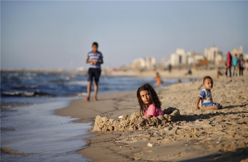 Une fillette palestinienne joue sur une plage de la ville de Gaza un jour d'été, le 26 ao?t 2012