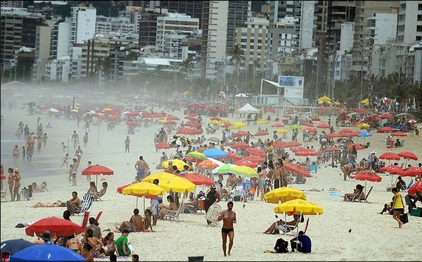 Ambiance ? sexy ? sur la plage à Rio en plein été austral (9)