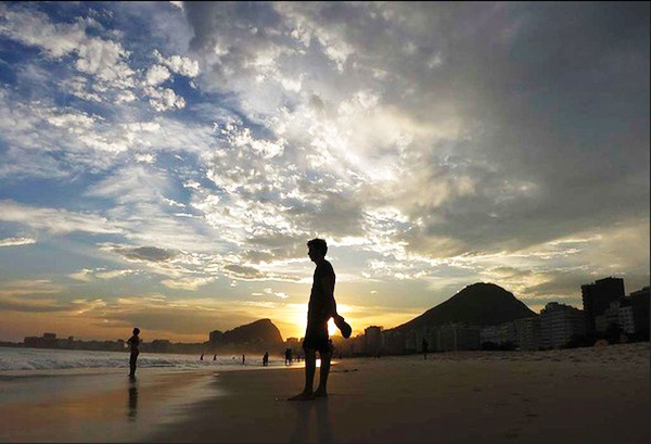 Ambiance ? sexy ? sur la plage à Rio en plein été austral (3)