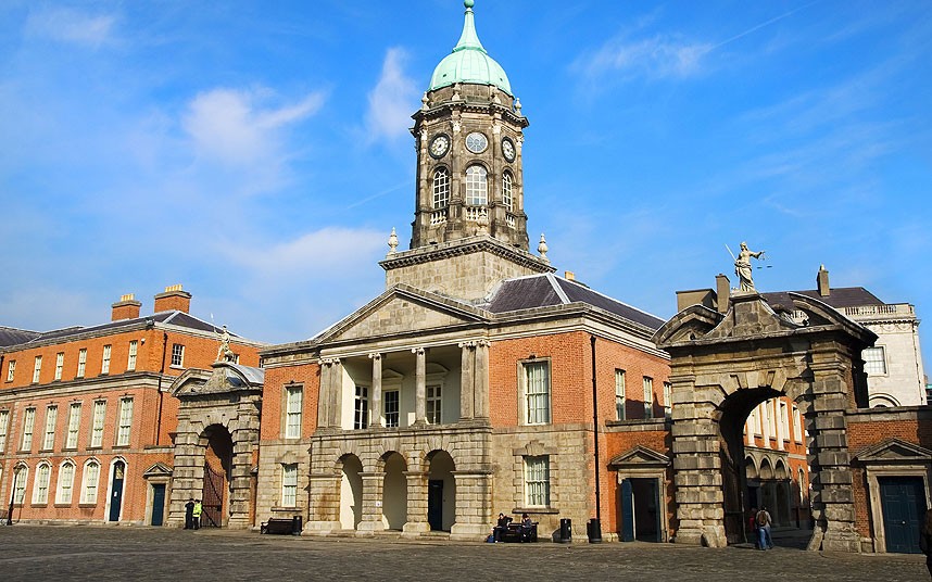 DublinSurnommé ? père des romans fantomatiques ?, Bram Stoker est né dans la zone de Clontarf à Dublin. Il est devenu célèbre grace à son ouvrage intitulé Dracula.