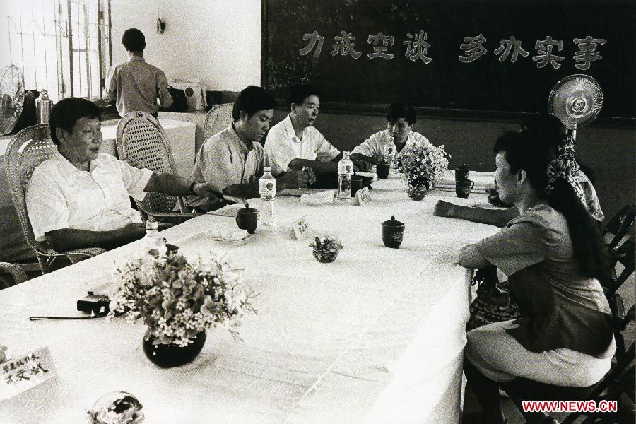 Photo d'archive prise en ao?t 1993 montrant Xi Jinping (1er à gauche), alors qu'il était secrétaire du Comité du Parti communiste chinois (PCC) pour la municipalité de Fuzhou, rencontrant des citoyens à Fuzhou, capitale de la province du Fujian, dans le sud-est de la Chine.