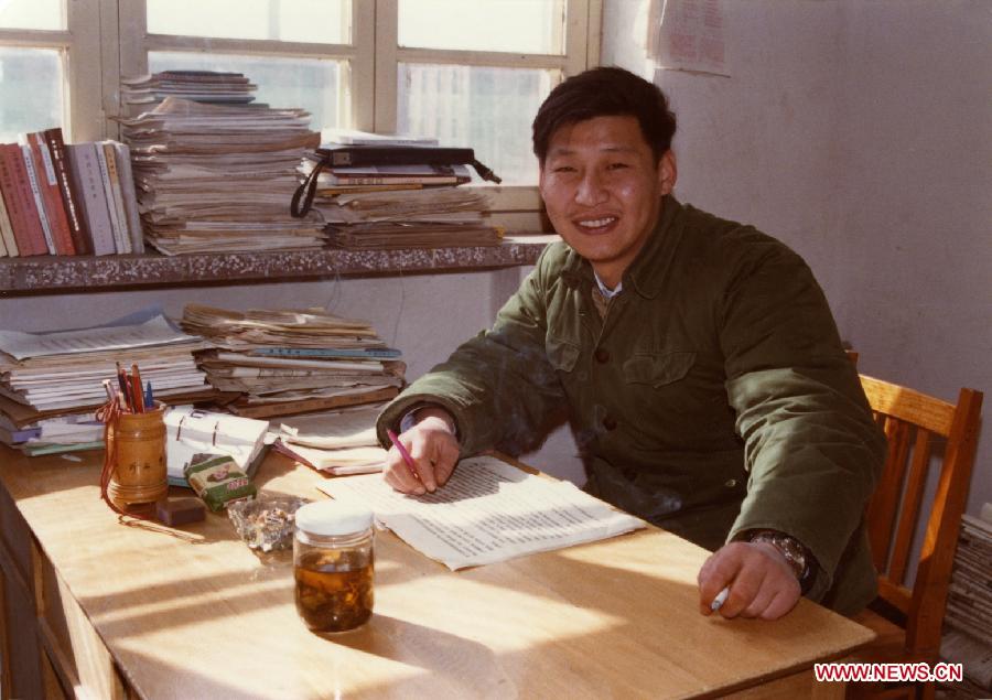 Photo d'archive prise en 1983 montrant Xi Jinping, qui pose pour la photo dans son bureau du district du Zhengding, dans la province du Hebei (nord).