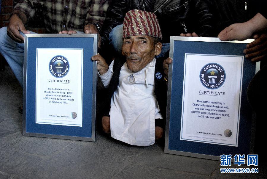 Le 26 février à Katmandou au Népal, Chandra Bahadur Dangi, agé de 72 ans et haut de seulement 56,4 mètres, s'est fait prendre en photo avec son attestation de recordman du monde.