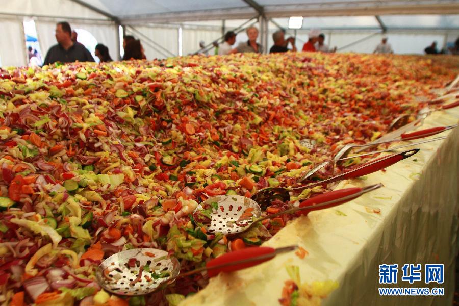 Le 23 septembre, quelques 1000 bénévoles ont préparé ensemble une salade de légume de 19,05 tonnes à Bucarest en Roumanie, trouvant ainsi leur place dans le Guinness des records.