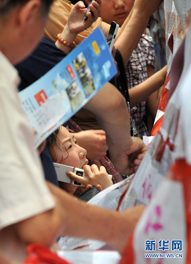 A Nanjing, capitale de la province du Jiangsu, des parents anxieux cherchent à savoir si leurs enfants ont été re?us le 22 juin 2012.