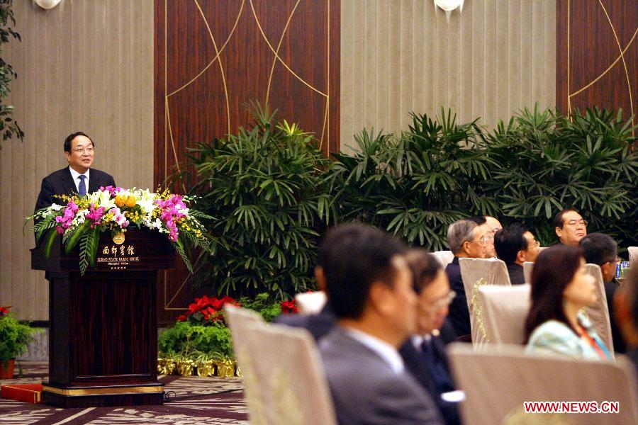 Photo d'archive prise le 20 décembre 2008 montrant Yu Zhengsheng (à gauche) pronon?ant un discours lors d'un banquet organisé pour Wu Poh-hsiung, président du Kuomintang, et Lien Chan, président d'honneur du Kuomintang à l'occasion du 4e Forum de l'Economie, du Commerce et de la Culture à travers le détroit de Taiwan à Shanghai, en Chine.