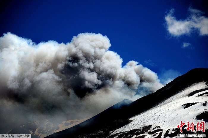 Un volcan à la frontière argentino-chilienne bient?t en éruption (3)