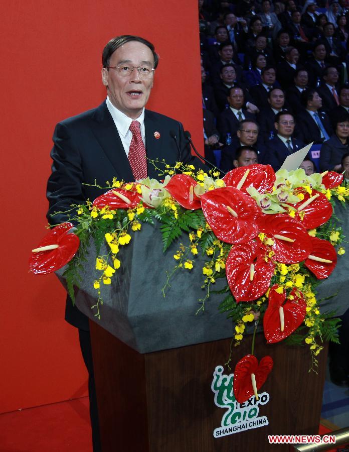 Photo d'archive prise le 31 octobre 2010 montrant Wang Qishan pronon?ant un discours lors de la cérémonie de cl?ture de l'Exposition universelle de Shanghai dans la municipalité de Shanghai (est), en Chine. (Photo : Xinhua)