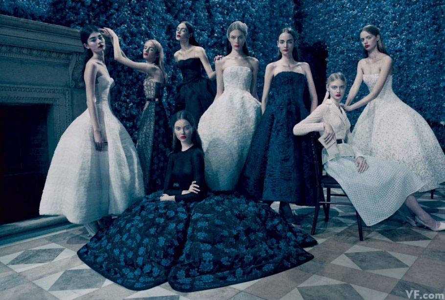 Les mannequins présentent la collection automne/hiver 2012 de Dior créée par Raf Simons. (Photo : Paolo Roversi)