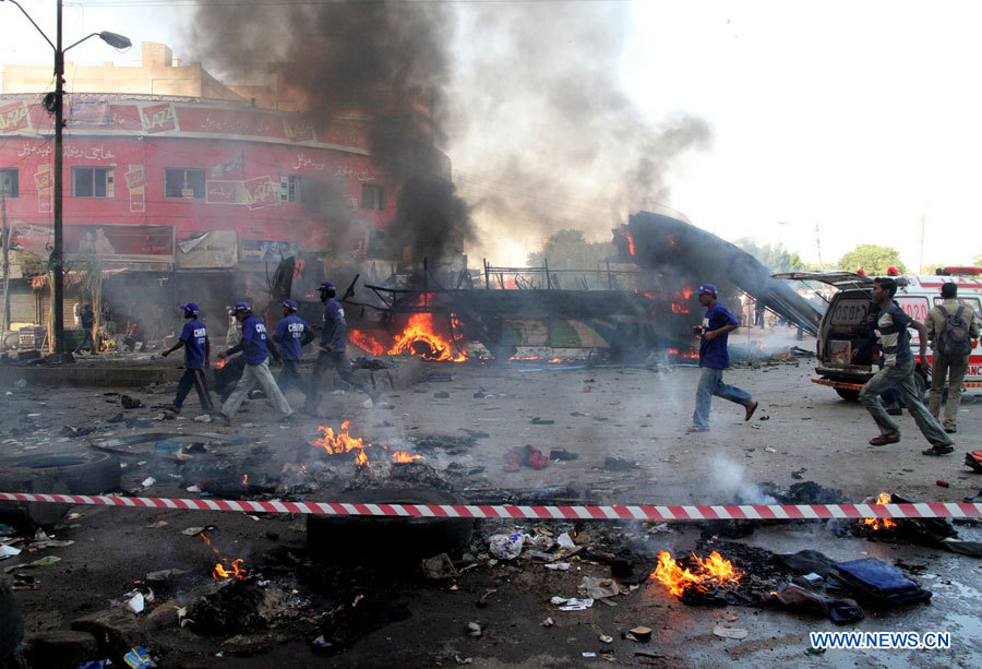 Cinq morts et 45 blessés dans l'explosion d'un bus au Pakistan 