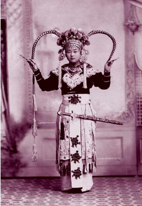 Une femme en costume d'opéra