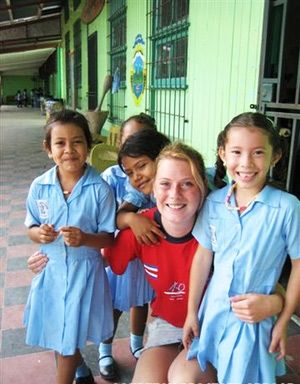 Professeur d'anglais en Tha?landeL'enseignement de l'anglais est un des thèmes de voyage les plus populaires. De nombreux organismes mettent des écoles à disposition des enseignants titulaires du certificat TESL (Teaching English as a second language). Le salaire mensuel est de 1000 dollars, sans compter l'allocation au logement et les repas.