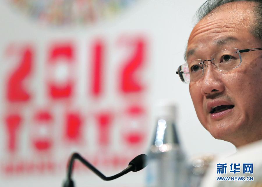 Jim Yong, le 12e président de la Banque Mondiale, en attendant une conférence de presse à Tokyo au Japon le 11 octobre 2012. Ce médecin et anthropologiste américain d'origine sud-coréenne a été élu à la présidence de l'organisation le 1er juillet 2012, en succédant à Robet Zoellick. (Xinhua/AP)