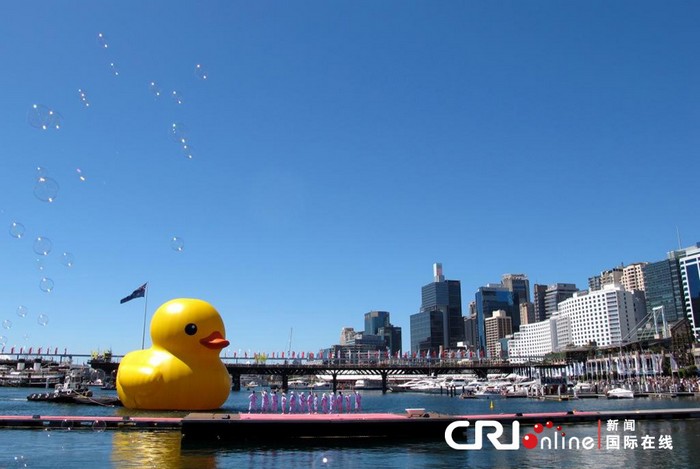 Un canard géant flotte dans le port de Sydney