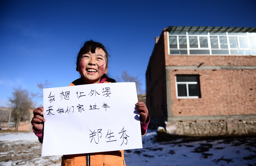 ? Je veux que Mamie passe la Fête du Printemps chez moi. ? C'est le souhait de Zheng Shengxiu, agée de 12 ans et élève en 5e année de l'école primaire. Elle et son petit frère Zheng Shengquan passent la plupart du temps depuis leur naissance avec leur grand-mère et ne peuvent rester que quelques jours avec leurs parents pendant la Fête du Printemps. Comme leur grand-mère est mal-voyante en raison de son l'age, Zheng Shengxiu et son frère doivent souvent faire les ménages. (Xinhua/Zhang Hongxiang)