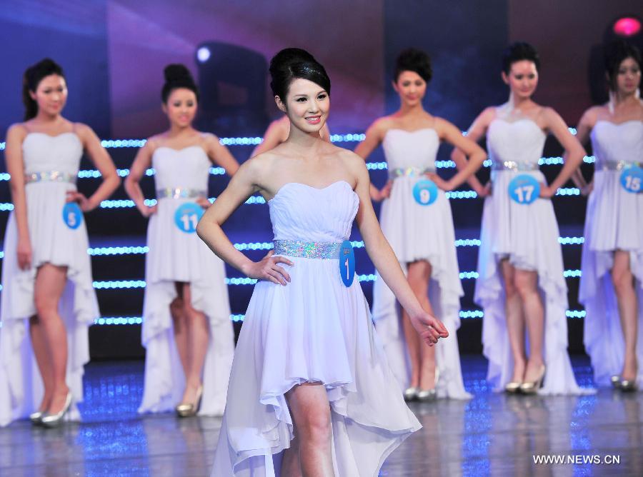 Les finalistes du 5e Miss Hakka du Monde sur la scène à Meizhou, ville de la province du Guangdong en Chine, le 6 janvier 2013. (Xinhua/Zhong Xiaofeng)