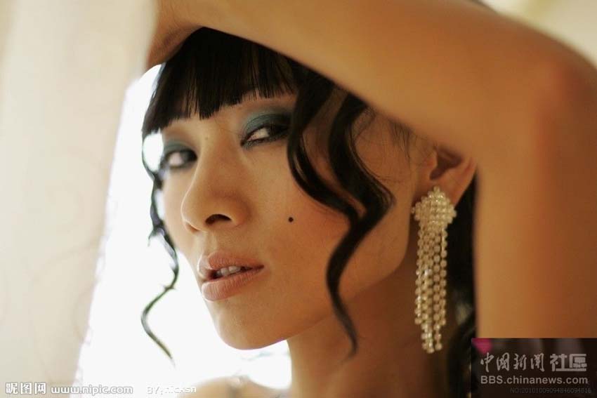 Bai Ling, l'actrice chinoise naturalisée américaine, elle a joué dans de nombreux films, séries télévisées et pièces de théatre, en Chine et aux états-Unis.