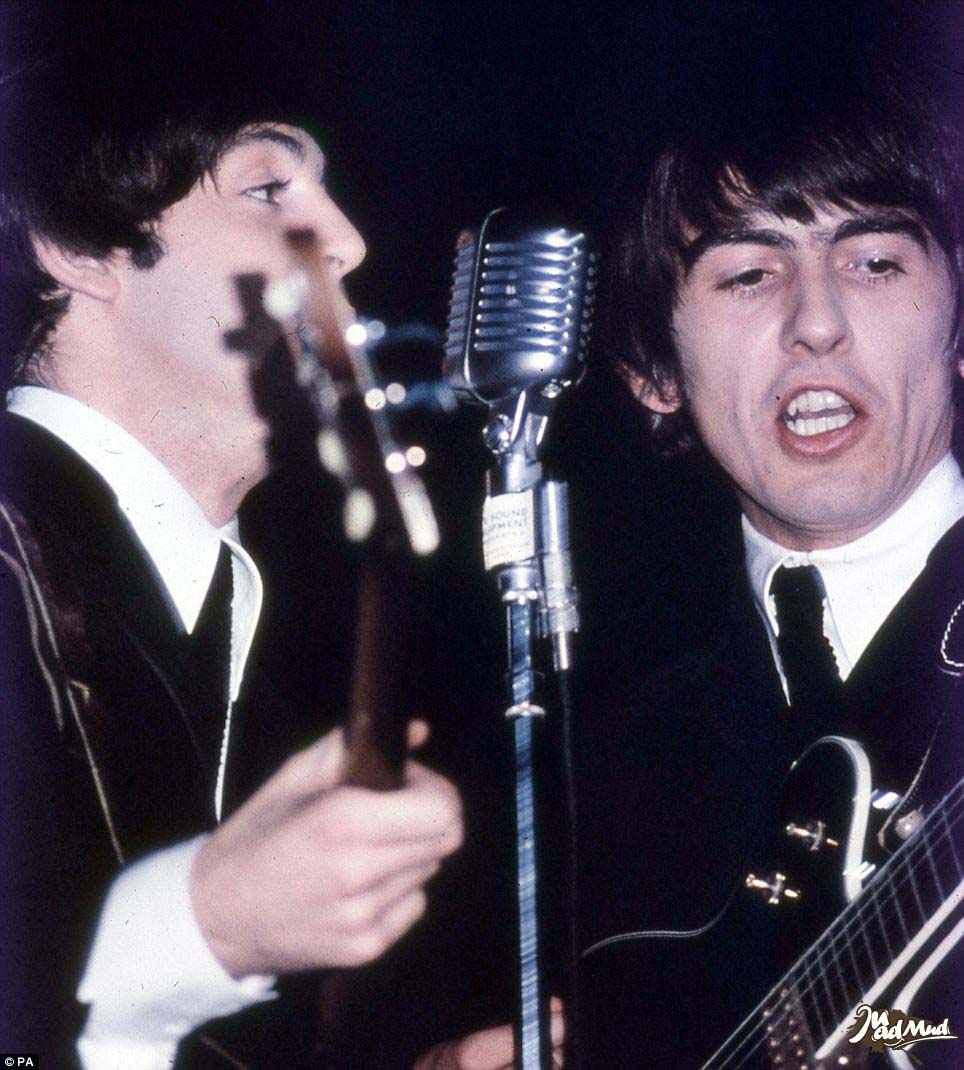 Paul McCartney (à gauche) et George Harrison (à droite) aux Etats-Unis en 1964