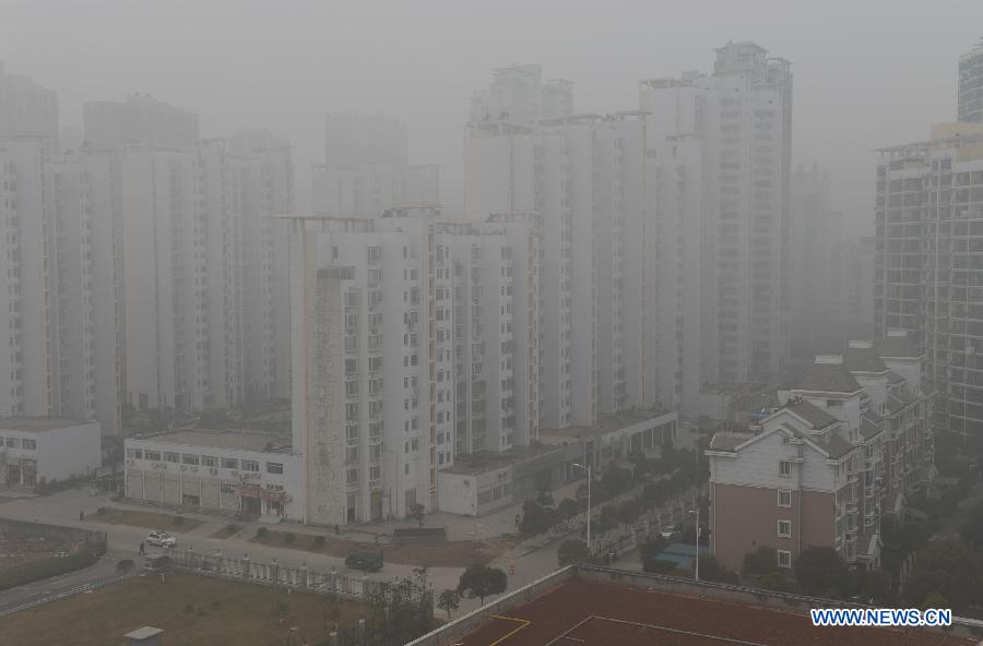 Des batiments dans le brouillard, à Nanchang, capitale de la province du Jiangxi, le 12 janvier 2013.