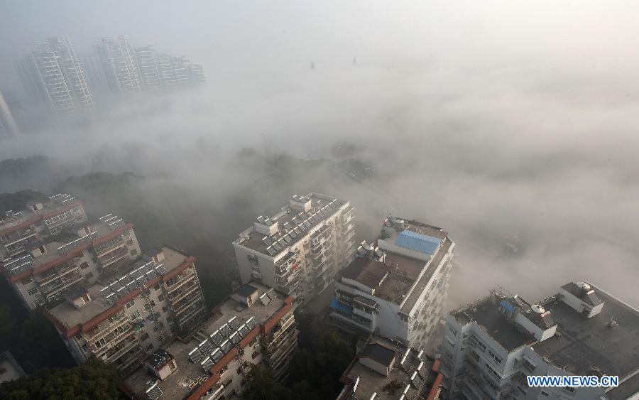 Des batiments dans le brouillard, à Wuhan, capitale de la province du Hubei (centre), le 12 janvier 2013. 