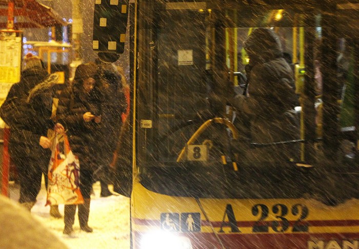 Photo prise le 14 janvier à Varsovie en Pologne. Les citoyens sous la neige