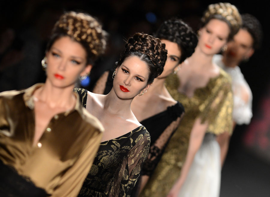 Mardi 15 janvier, à l'occasion de l'ouverture de la semaine de la mode dans la capitale allemande, des mannequins présentent les créations de l'autrichienne Lena Hoschek. (Photo: Xinhua/Ma Ning)