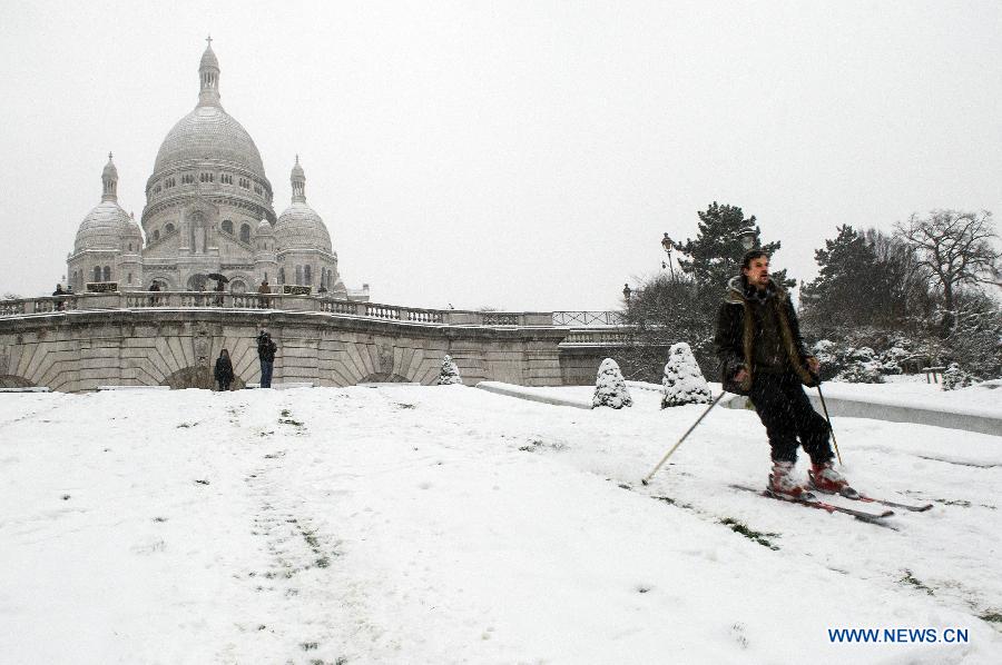 Un homme a profité de l'occasion pour sortir les skis de fond et s'offrir une expérience spéciale de ski à Paris.