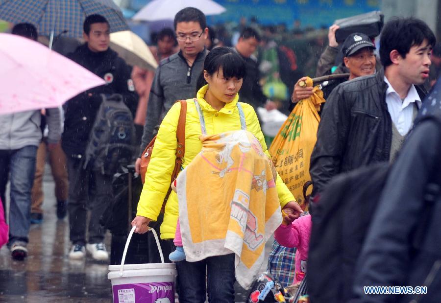 Le 26 janvier 2013, des passagers se dirigent vers la gare de Nanning, la capitale de la province de la Région autonome Zhuang du Guangxi. (Xinhua/Huang Xiaobang)