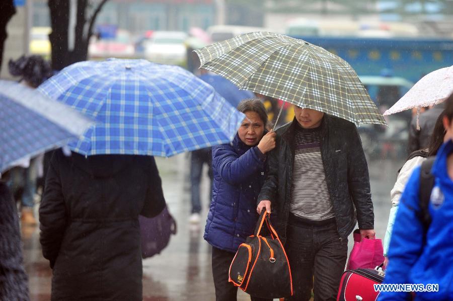 Le 26 janvier 2013, des passagers se dirigent vers la gare de Nanning, la capitale de la province de la Région autonome Zhuang du Guangxi. (Xinhua/Huang Xiaobang)