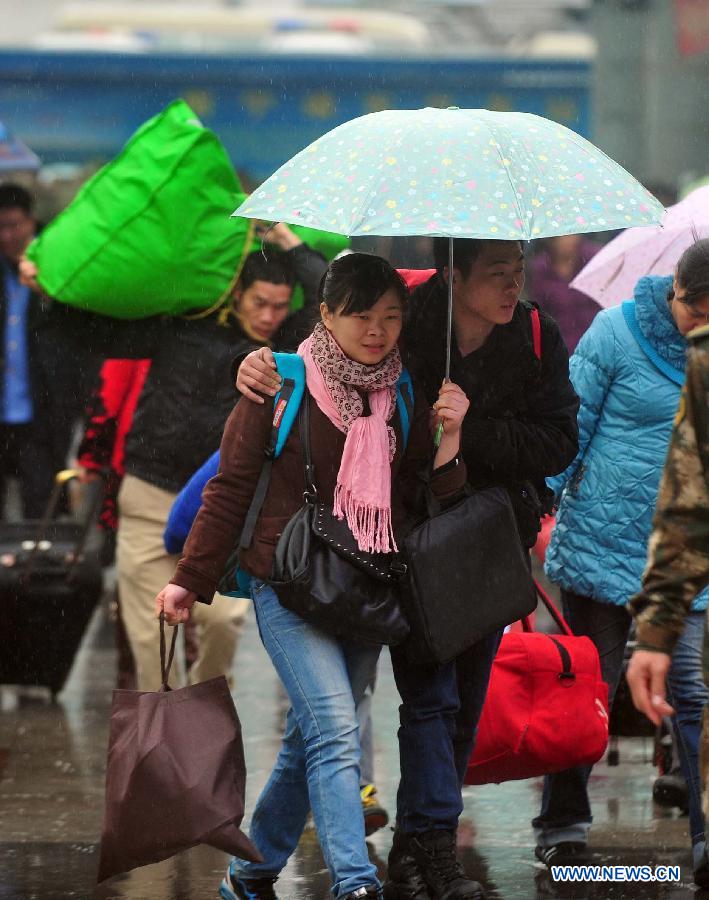 Le 26 janvier 2013, des passagers se dirigent vers la gare de Nanning, la capitale de la province de la Région autonome Zhuang du Guangxi. (Xinhua/Huang Xiaobang)