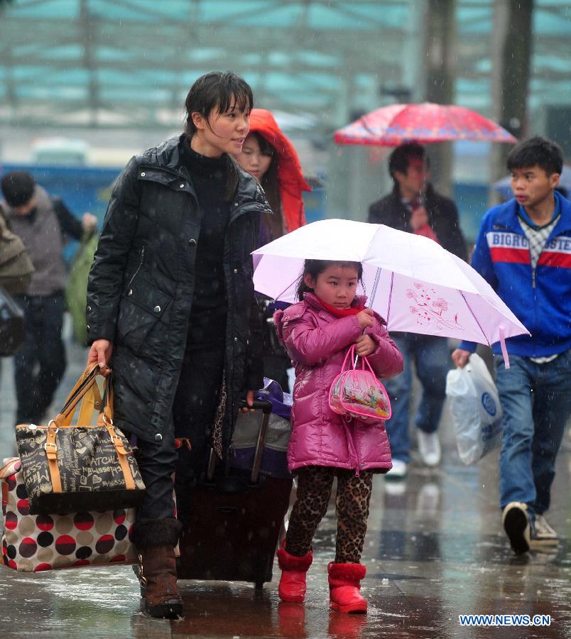 Le 26 janvier 2013, des passagers se dirigent vers la gare de Nanning, la capitale de la province de la Région autonome Zhuang du Guangxi. (Xinhua/Huang Xiaobang)