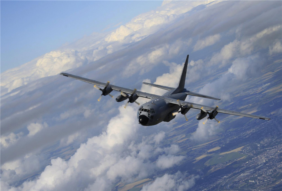 Un avion-cargo C-130 belge survole la Belgique, le 19 juillet 2012, pendant une répétition pour le défilé militaire de la fête nationale du pays.